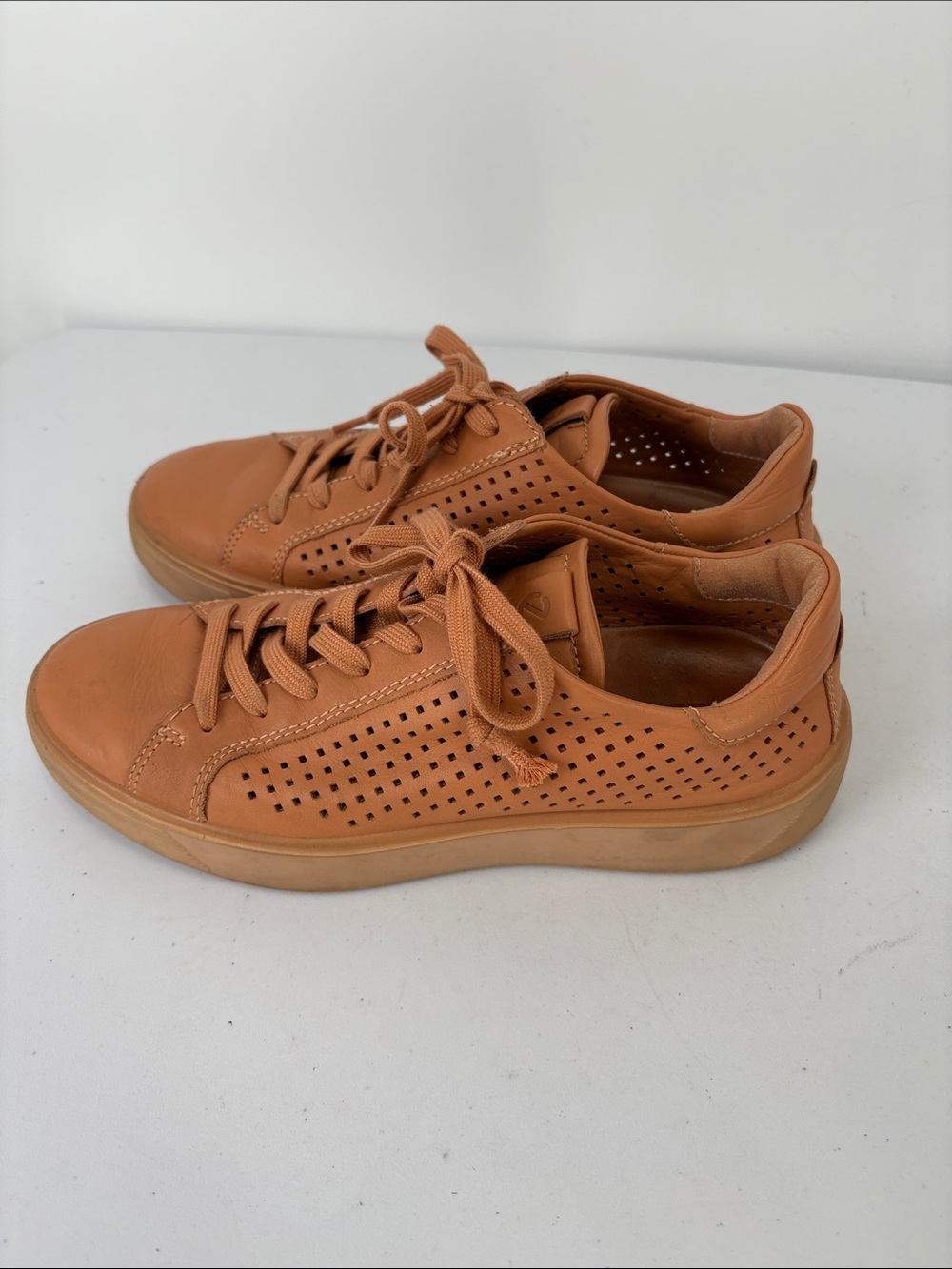 🫑 Ecco leather  Perforated  Sneakers